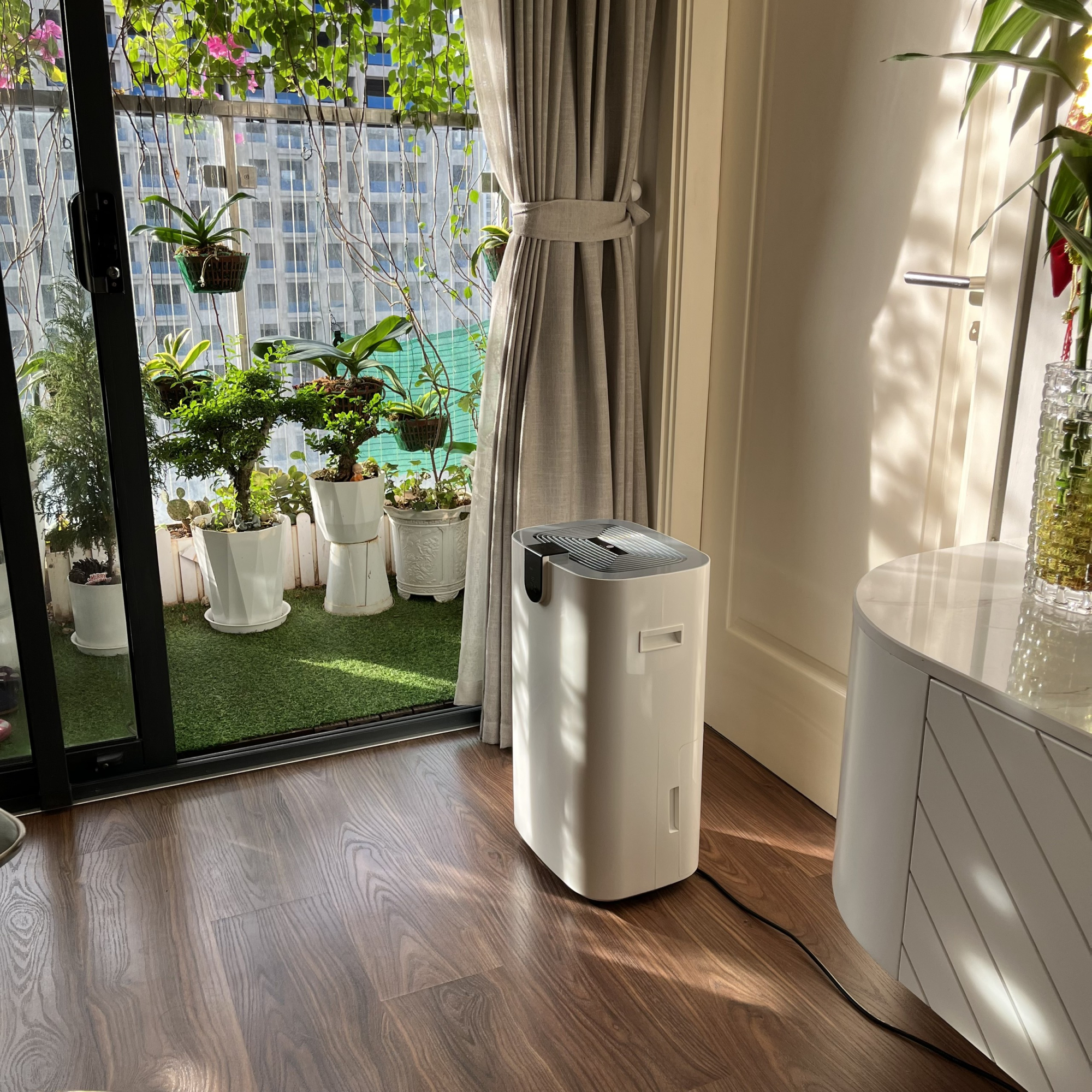 không mở cửa khi máy hút ẩm đang hoạt động